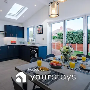  Holiday home Sandileigh House By Yourstays - Luxurious 3 Bedroom House In